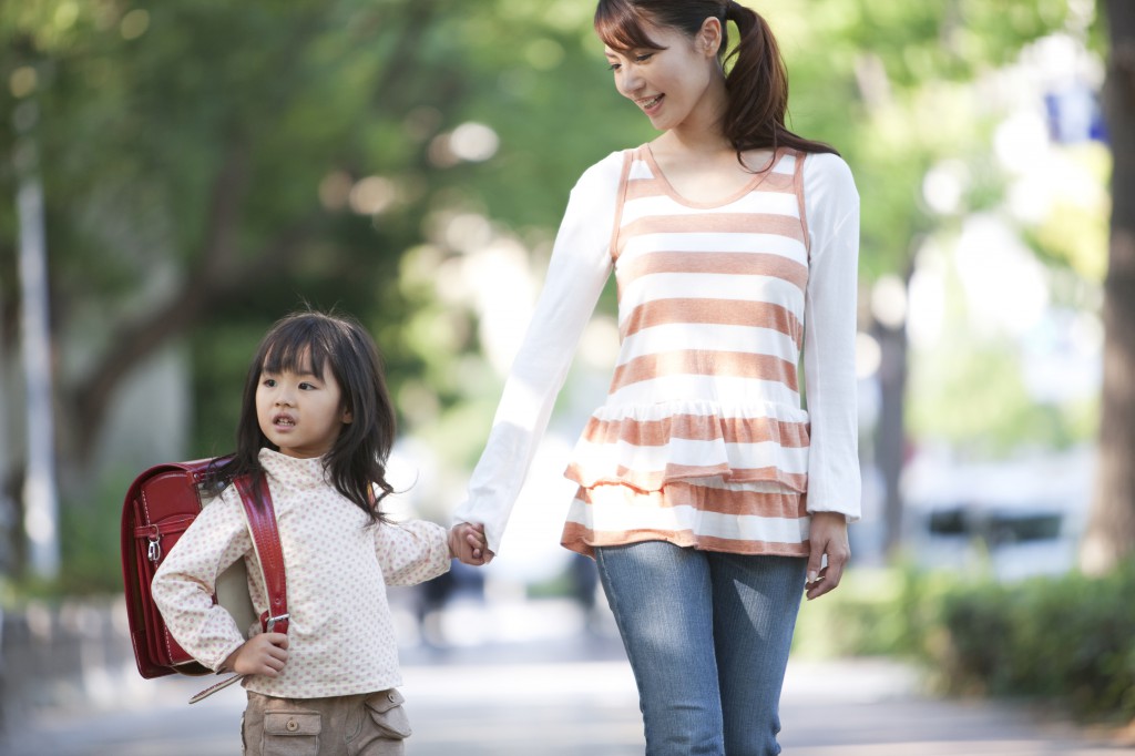 at-what-age-should-kids-walk-to-school-alone-health-beat